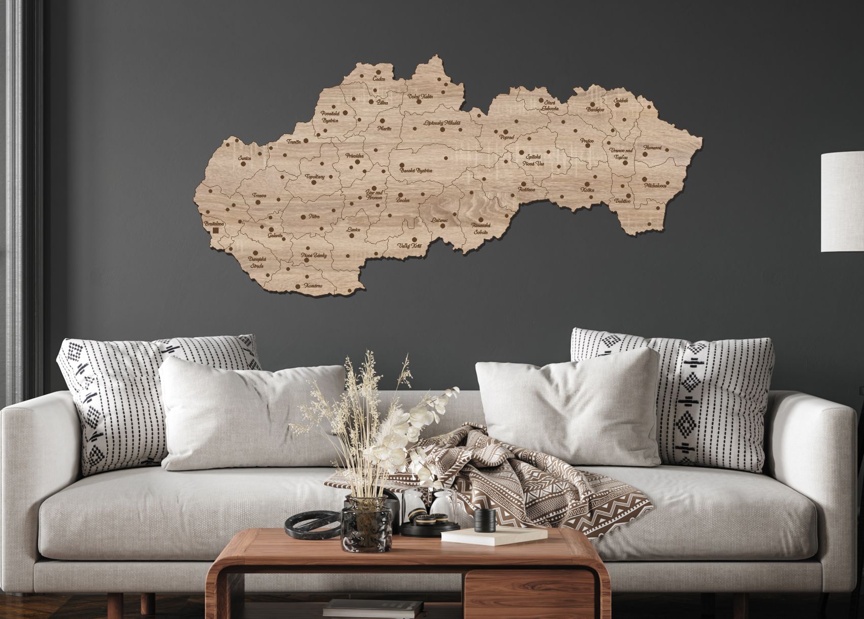 Dřevěná mapa Slovenska s okresy a městy