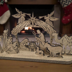 Dřevěný vyřezávaný betlém – elegantní vánoční dekorace