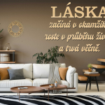 Dřevěný nápis na zeď - LÁSKA začíná v okamžiku