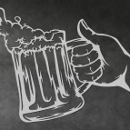 Pivní půllitr v ruce – Dřevěný obraz na stěnu