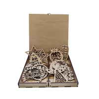 Dřevěné vánoční ozdoby v dárkové krabičce – Veselé Vánoce (12 ks)