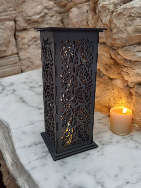 Vysoký dřevěný svícen - Ornamenty